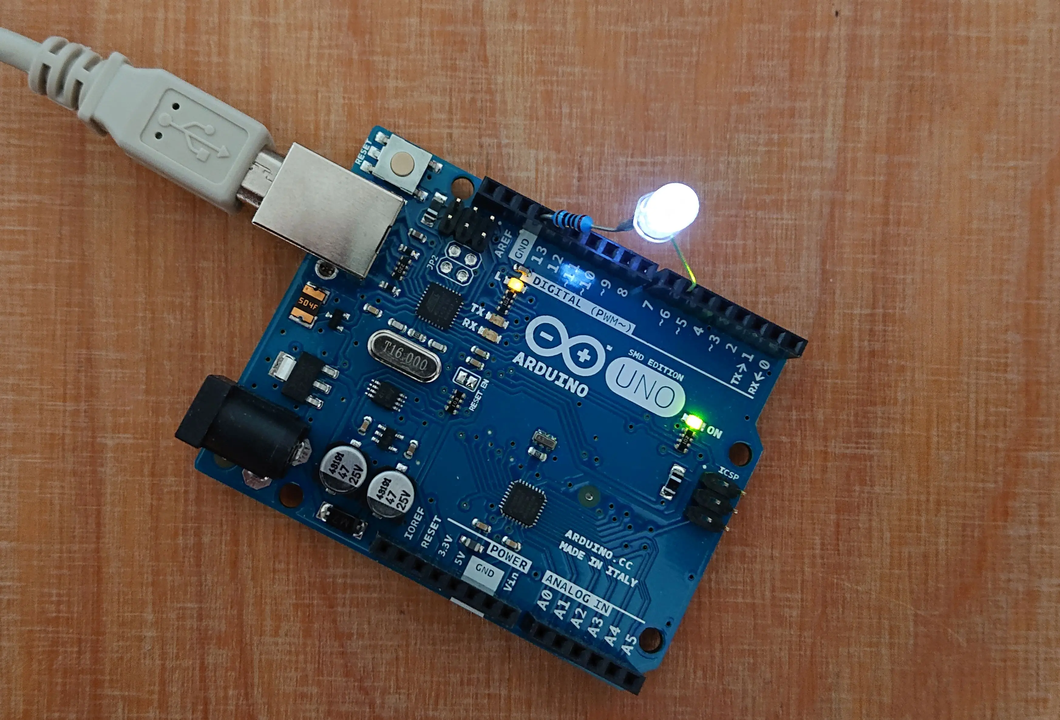 Arduino mit LED und Widerstand