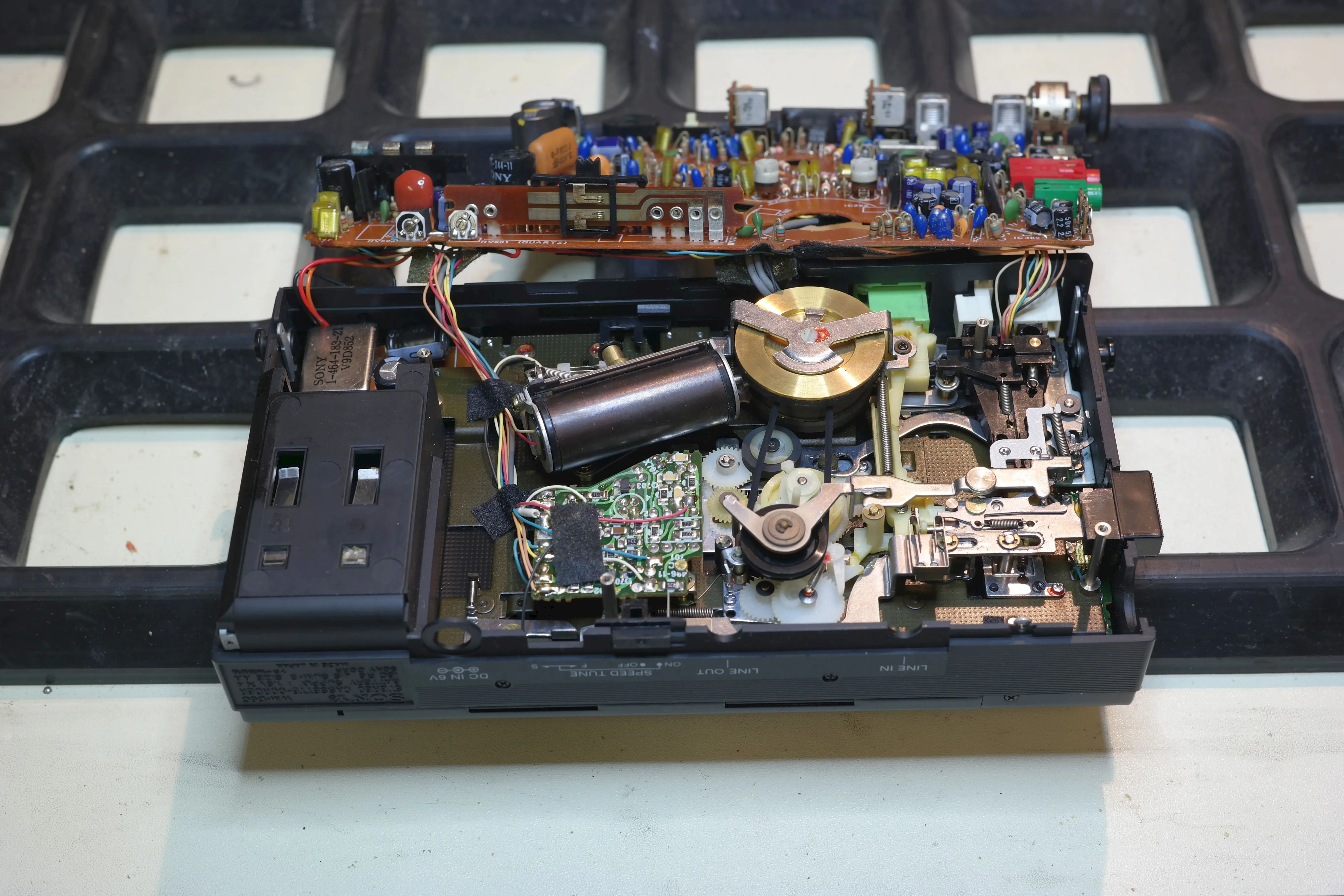 Sony WM-D6C: Mainboard weggeklappt